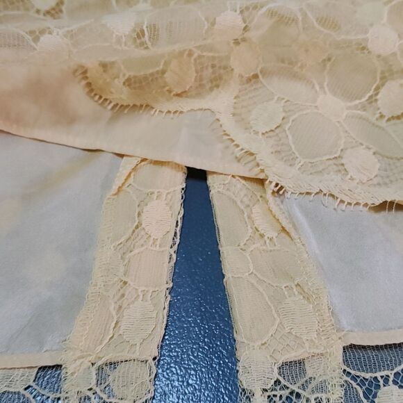 Milly of NY. Yellow skirt Y2K black band. Lace. Size 2 very flattering styl… - Picture 6 of 8